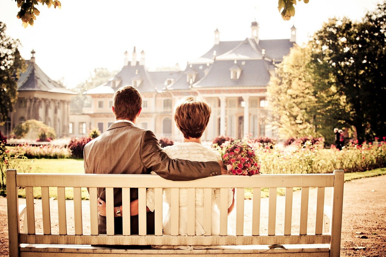 amending a revocable trust - married couple sitting on bench